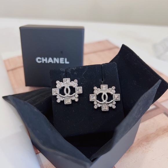 CHANEL COCO Mark Silver Earring CC Silver 22 - Picture 3 of 5